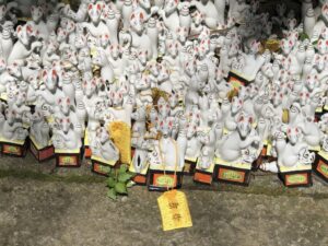 佐助稲荷本殿の狐像