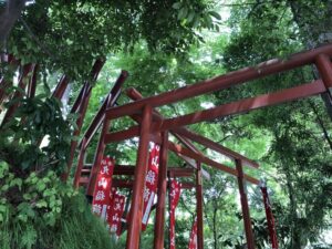 丸山稲荷社の緑のドーム