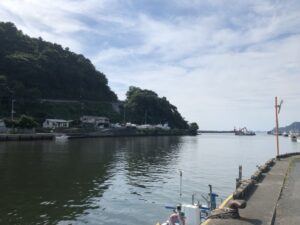 瀬崎稲荷神社前の松崎港の眺め