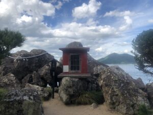 琵琶湖のほとりにある藤ヶ崎龍神社のお社