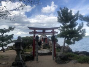 琵琶湖を背にした藤ヶ崎神社の鳥居とお社