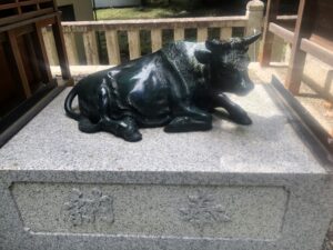 日牟禮八幡宮の天満宮の黒牛