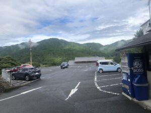 出世稲荷神社前の駐車場