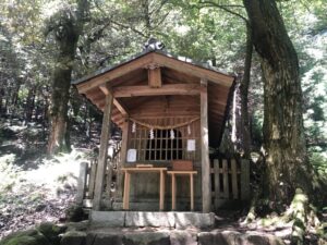 白髭神社境内の岩戸社