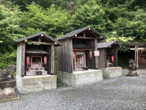 出世稲荷神社の三石大神