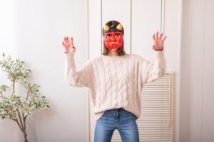 鬼のお面をかぶった女性