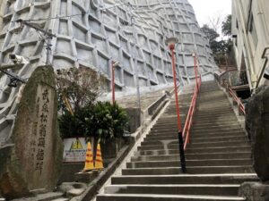 豊川稲荷横須賀別院の階段