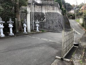 真鶴貴船神社本殿横の車道