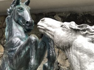 貴船神社の黒馬と白馬