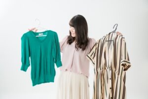 服を選ぶ女性