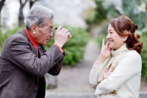 写真を撮るご夫婦