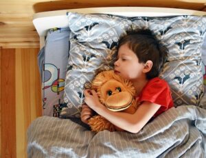 眠る子供