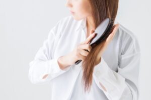 ブラッシングする女性