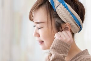 耳鳴りを感じる女性