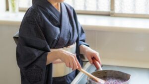小豆を煮る和服の女性