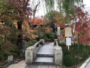 晴明神社境内にある旧一条戻橋
