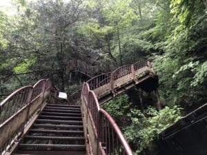 月居山の急峻な階段