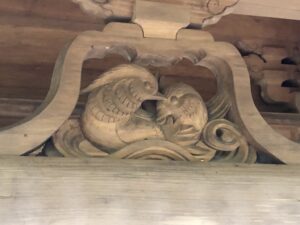 薩都神社中宮のオシドリの彫り物