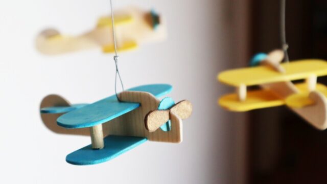 【風水】モビールや吊るすインテリアの開運効果　空間の気を動かす飾り方と注意点