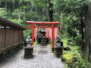 御岩神社境内のお稲荷さん