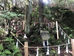 御岩神社山頂の祠と石柱
