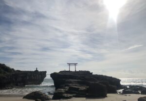 白浜神社の海岸の鳥居