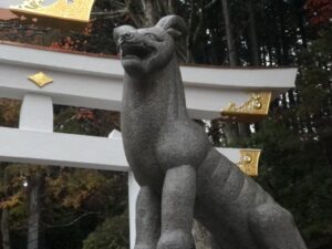 三峯神社の筋肉質なムキムキ狛狼様