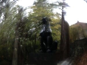 気あたり？みたいにぐるりと不思議な動きが入った狛狼様の画像
