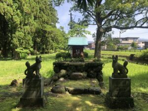 都萬神社境内の稲荷神社