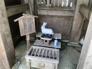 都農神社の撫でウサギ
