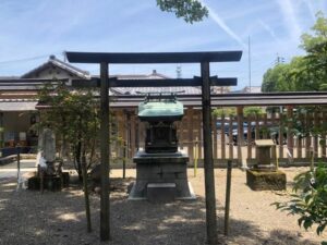 小戸神社境内の水神様