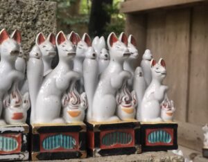 豊川茜稲荷神社の狐像たち