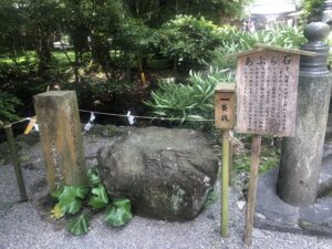 都農神社のあぶら石