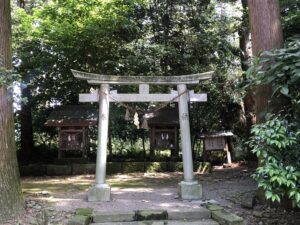 都萬神社境内の霧島神社と四所神社