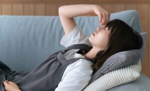 疲れてソファで休む女性｜方位取りの好転反応のイメージ