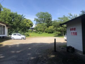 都萬神社の駐車場
