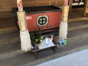 島津稲荷神社のお供え物
