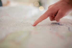地図で吉方位の旅の目的地を探している手のイメージ