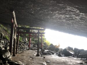 鵜戸神宮の波切神社洞窟の奥から