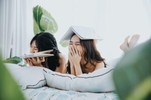 旅行が楽しくて宿泊したホテルで友達とはしゃぐ女性達のイメージ