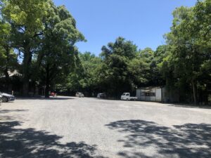 神柱宮の駐車場