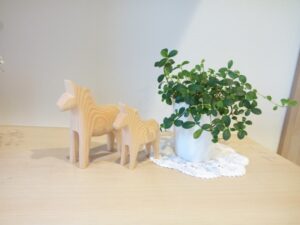 風水で南の玄関にぴったりな、馬の親子の置物と観葉植物