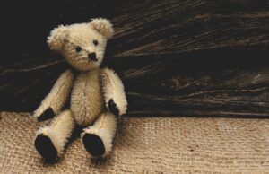 風水で玄関に置くのは推奨されないクマのぬいぐるみ