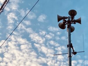 チャイムを鳴らす街のスピーカー