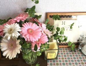 玄関に飾られた花とアロマキャンドル、風水では気を増幅する