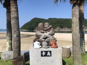 幸島の猿の像