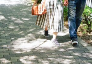 陽だまりを歩くデート中の恋人たち