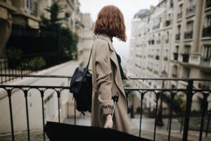 別れを考えて物思いにふける女性のイメージ