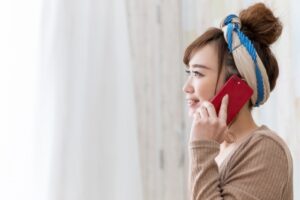 好きな人と電話をする女性