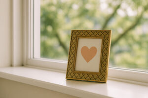 【風水】恋人や好きな人の写真はどこに飾る？片思い〜別れたい時まで方位別で徹底解説